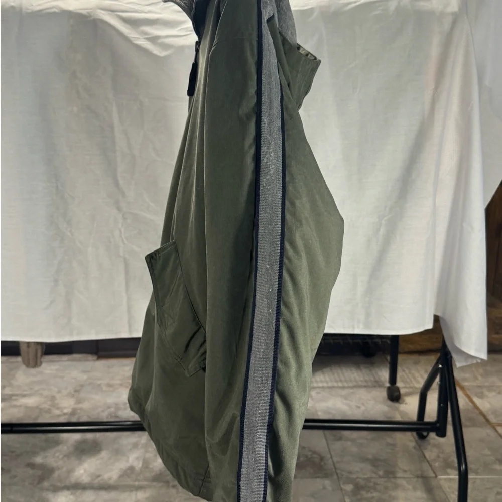GAP Men's Green Windbreaker with Gray Interior - Picture 3 of 6